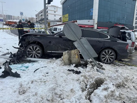 Yozgat’ta iki otomobil çarpıştı: 1 ölü, 1 yaralı!